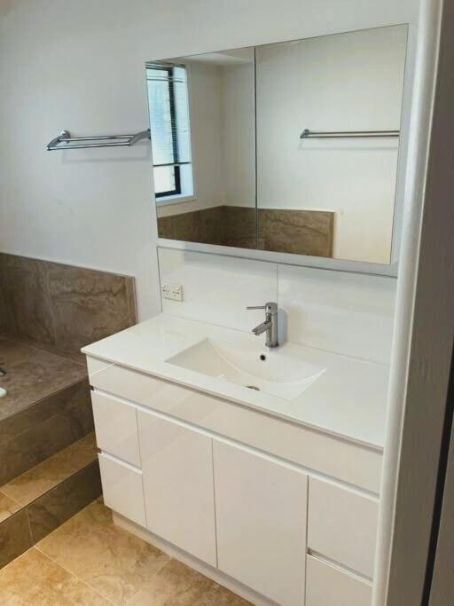 Spacious Modern Home Outstanding Views sleeps 9 Hobart Exterior foto